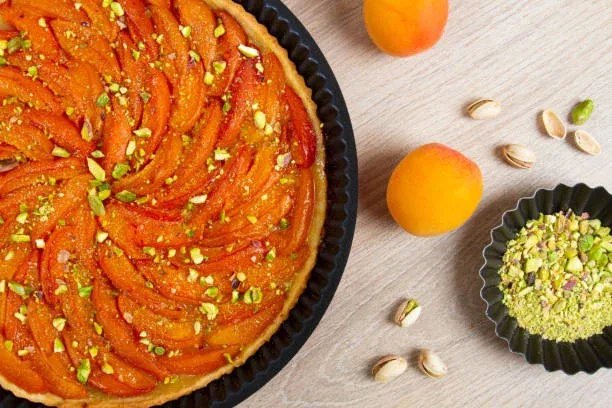 Tarte aux abricots rôtis, pistache et safran - Safran Maison Fayet
